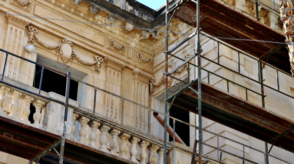 opere murarie: rifacimento balconi, parapetti, sistemazione facciata, sistemazione recinzioni, rifacimento del bagno,